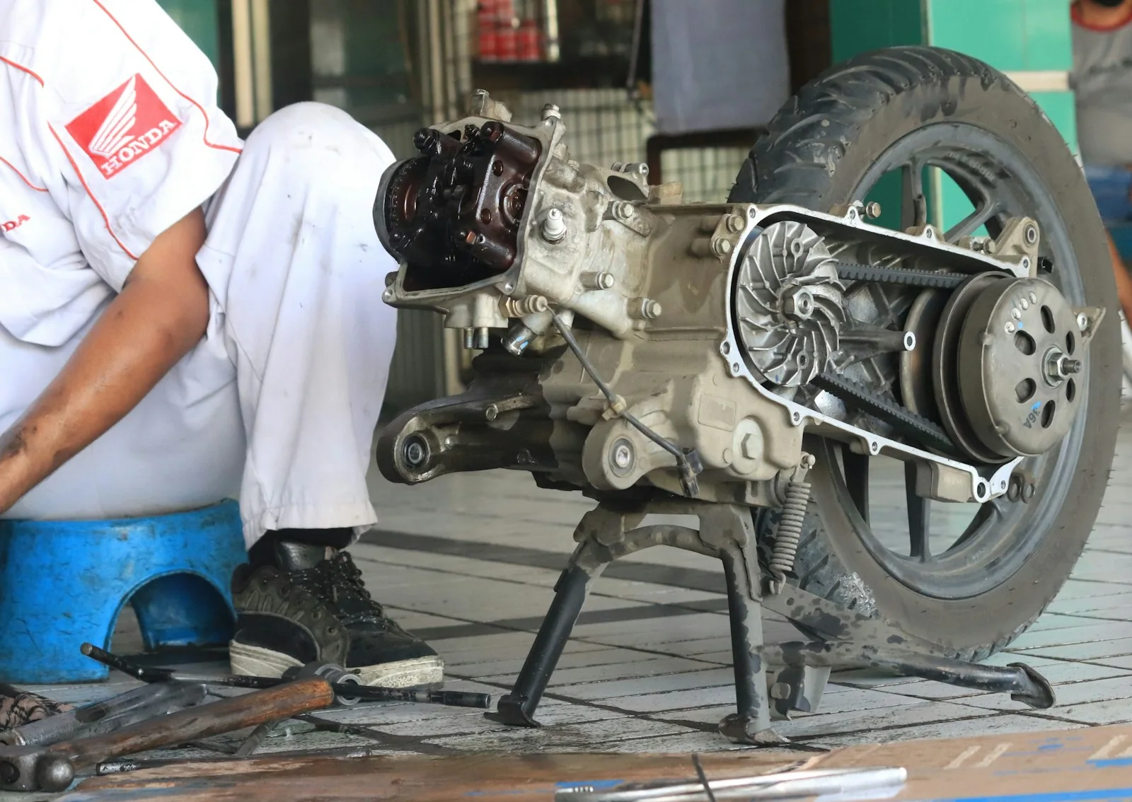 Pemeriksaan mesin sepeda motor di bengkel servis